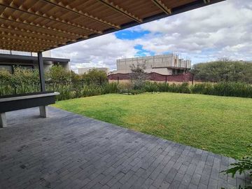 Venta de Casa en Querétaro, dentro Club Golf Campanario 4 recámaras, gran jardín