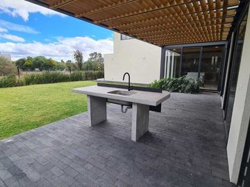 Venta de Casa en Querétaro, dentro Club Golf Campanario 4 recámaras, gran jardín