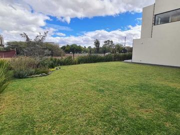 Venta de Casa en Querétaro, dentro Club Golf Campanario 4 recámaras, gran jardín