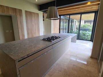 Venta de Casa en Querétaro, dentro Club Golf Campanario 4 recámaras, gran jardín