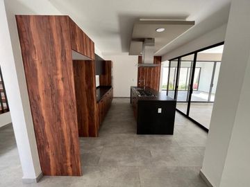 Venta de Casa en Querétaro, Lomas del Campanario IV, seguridad, alberca