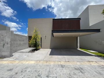 Venta de Casa en Querétaro, Lomas del Campanario IV, seguridad, alberca