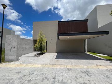 Venta de Casa en Querétaro, Lomas del Campanario IV, seguridad, alberca