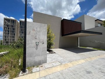 Venta de Casa en Querétaro, Lomas del Campanario IV, seguridad, alberca