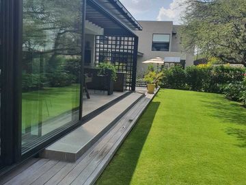 Venta de Casa en El Campanario, Golf,4 recámaras con baño, alberca y gran jardín