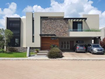 Venta de Casa en El Campanario, Golf,4 recámaras con baño, alberca y gran jardín