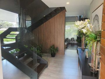 Venta de Casa en El Campanario, Golf,4 recámaras con baño, alberca y gran jardín