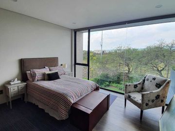 Venta de Casa en El Campanario, Golf,4 recámaras con baño, alberca y gran jardín