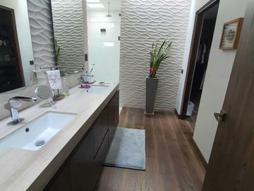 Venta de Casa en El Campanario, Golf,4 recámaras con baño, alberca y gran jardín