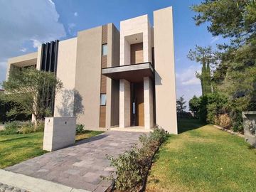 Venta de Casa en Querétaro, dentro del Club de Golf Campanario, 4 recámaras