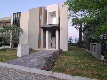 Venta de Casa en Querétaro, dentro del Club de Golf Campanario, 4 recámaras