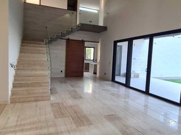 Venta de Casa en Querétaro, dentro del Club de Golf Campanario, 4 recámaras