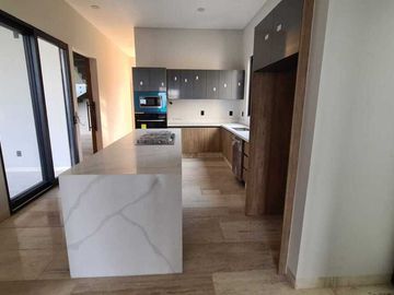 Venta de Casa en Querétaro, dentro del Club de Golf Campanario, 4 recámaras
