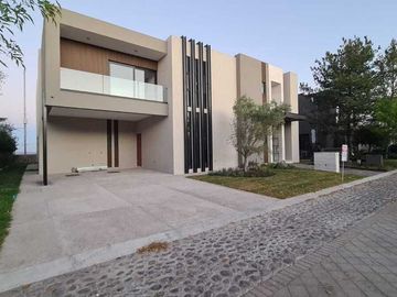 Venta de Casa en Querétaro, dentro del Club de Golf Campanario, 4 recámaras