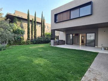 Venta de Casa en Querétaro, dentro del Club de Golf Campanario, 4 recámaras