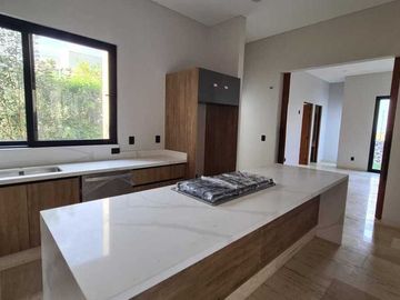 Venta de Casa en Querétaro, dentro del Club de Golf Campanario, 4 recámaras