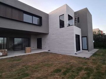 Venta de Casa en Querétaro, dentro del Club de Golf Campanario, 4 recámaras