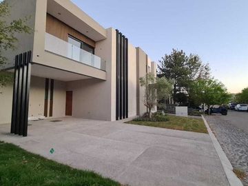 Venta de Casa en Querétaro, dentro del Club de Golf Campanario, 4 recámaras
