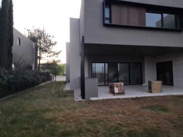 Venta de Casa en Querétaro, dentro del Club de Golf Campanario, 4 recámaras