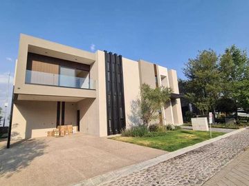 Venta de Casa en Querétaro, dentro del Club de Golf Campanario, 4 recámaras