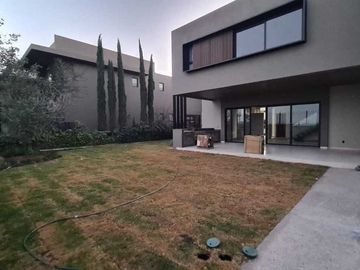Venta de Casa en Querétaro, dentro del Club de Golf Campanario, 4 recámaras