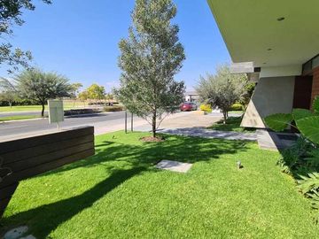 Venta de Casa en Querétaro, dentro del Club de Golf Campanario, alberca domotica