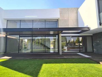 Venta de Casa en Querétaro, dentro del Club de Golf Campanario, alberca domotica