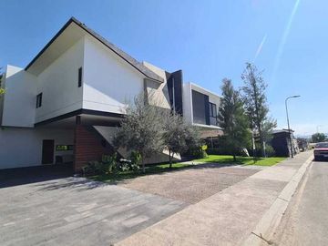 Venta de Casa en Querétaro, dentro del Club de Golf Campanario, alberca domotica