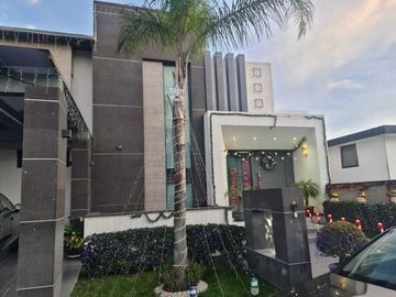 Venta de Casa en Querétaro, Corregidora, Vista Real, Club Hípico, alberca propia
