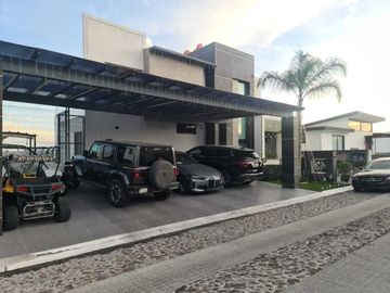 Venta de Casa en Querétaro, Corregidora, Vista Real, Club Hípico, alberca propia