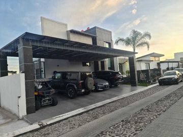 Venta de Casa en Querétaro, Corregidora, Vista Real, Club Hípico, alberca propia