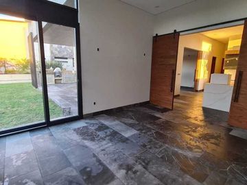 Venta de Casa en Querétaro, dentro del Club de Golf Campanario, 5 recámaras