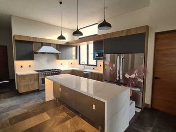 Venta de Casa en Querétaro, dentro del Club de Golf Campanario, 5 recámaras