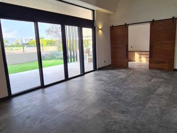 Venta de Casa en Querétaro, dentro del Club de Golf Campanario, 5 recámaras