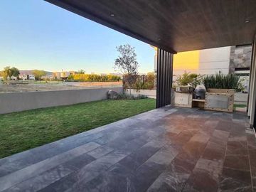 Venta de Casa en Querétaro, dentro del Club de Golf Campanario, 5 recámaras