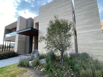 Venta de Casa en Querétaro, dentro del Club de Golf Campanario, 5 recámaras
