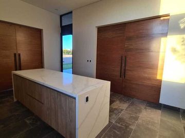 Venta de Casa en Querétaro, dentro del Club de Golf Campanario, 5 recámaras