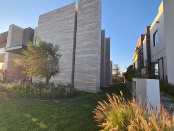 Venta de Casa en Querétaro, dentro del Club de Golf Campanario, 5 recámaras