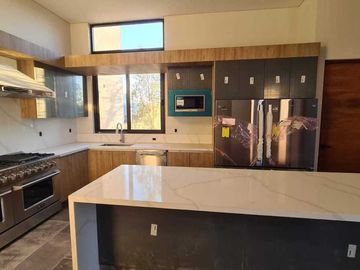 Venta de Casa en Querétaro, dentro del Club de Golf Campanario, 5 recámaras