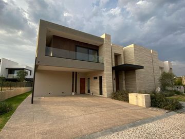 Venta de Casa en Querétaro, dentro del Club de Golf Campanario, 5 recámaras
