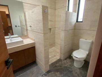 Venta de Casa en Querétaro, dentro del Club de Golf Campanario, 5 recámaras