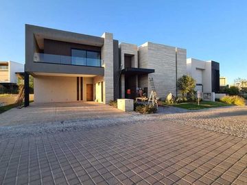 Venta de Casa en Querétaro, dentro del Club de Golf Campanario, 5 recámaras