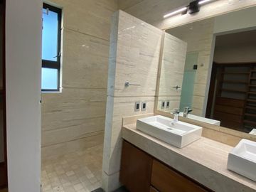 Venta de Casa en Querétaro, dentro del Club de Golf Campanario, 5 recámaras