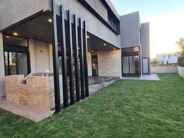 Venta de Casa en Querétaro, dentro del Club de Golf Campanario, 5 recámaras