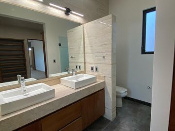 Venta de Casa en Querétaro, dentro del Club de Golf Campanario, 5 recámaras