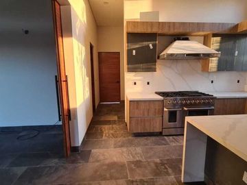 Venta de Casa en Querétaro, dentro del Club de Golf Campanario, 5 recámaras