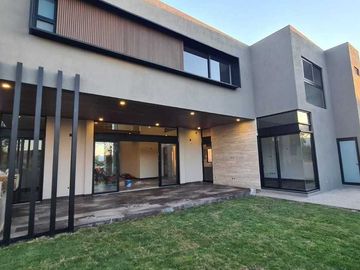 Venta de Casa en Querétaro, dentro del Club de Golf Campanario, 5 recámaras