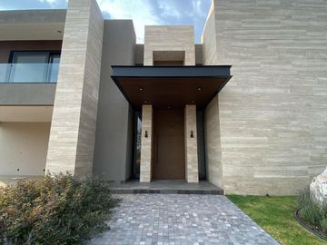 Venta de Casa en Querétaro, dentro del Club de Golf Campanario, 5 recámaras