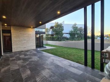 Venta de Casa en Querétaro, dentro del Club de Golf Campanario, 5 recámaras