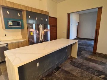 Venta de Casa en Querétaro, dentro del Club de Golf Campanario, 5 recámaras